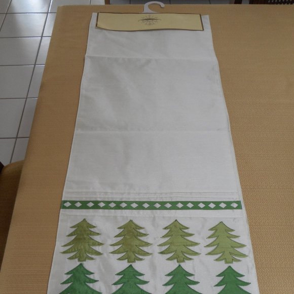 NWT DOMAIN Holiday Christmas Table Runner Tree - Picture 10 of 10